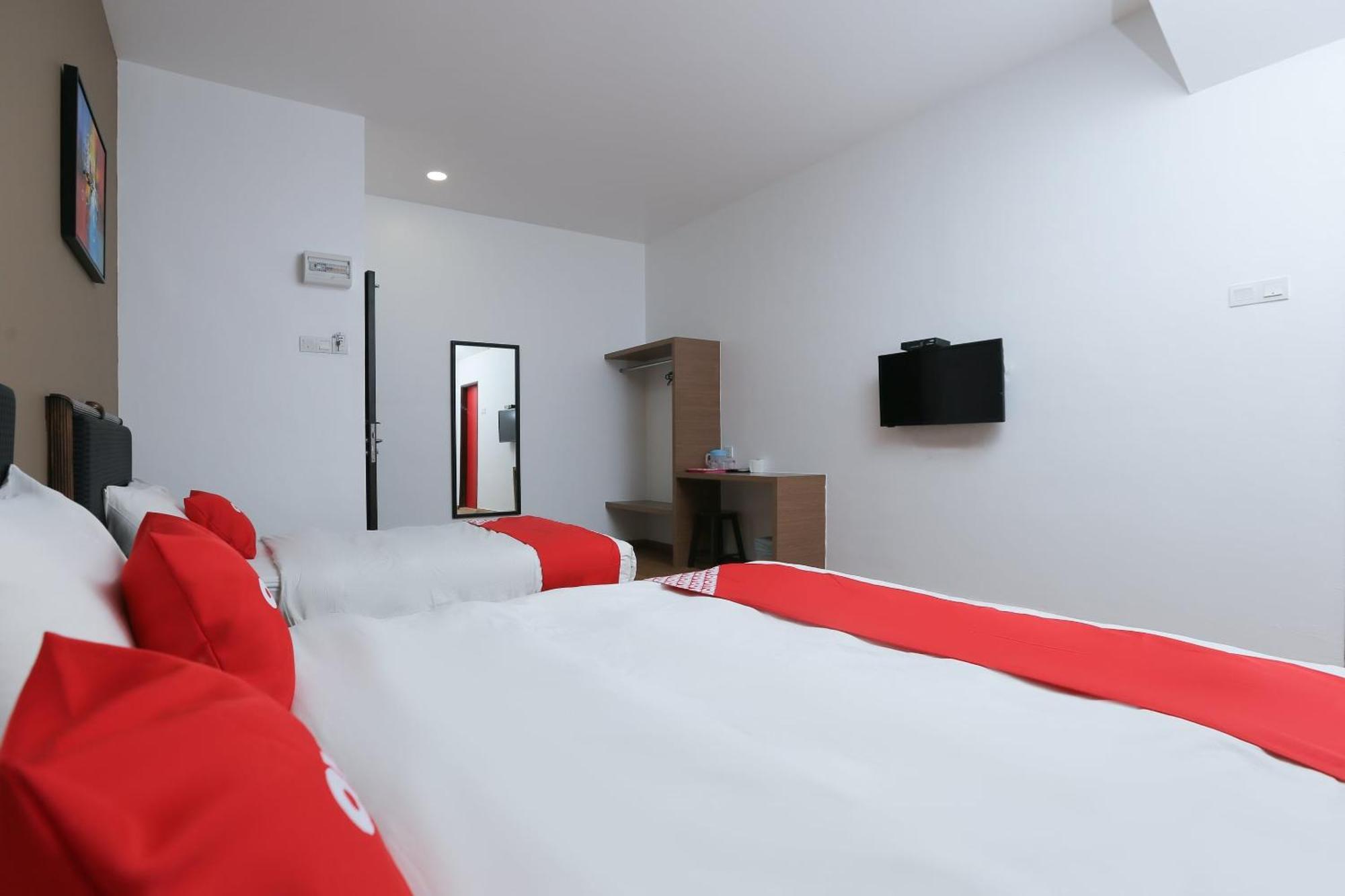Oyo 89915 East Mount Hotel Kukup Extérieur photo